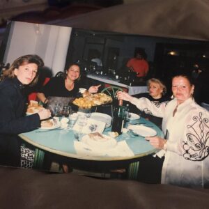 Linda Youdif Instagram - Agadir c’était du champagne il y’a 30 ans avec ma mère et ses copines! Moi tout juste 35 ans à l’époque ❤️❤️🙏🙏