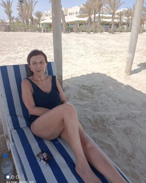 Linda Youdif Instagram - Je pense a vous très fort! Il fait beau, il fait chaud. Farniente total! Déjeuner brick à l’œuf et salade tunisienne lol 😂😂 #djerba #ghriba ❤️❤️