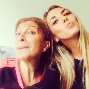Linda Youdif Instagram - Un très joyeux anniversaire à ma copine @iam_christie_ une bonne délivrance pour la suite et de très gros bisous ❤️❤️🎂🎂💋💋