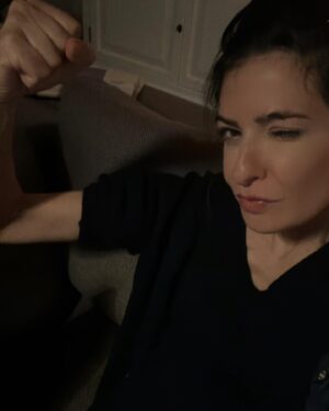 Linda Zervakis Instagram - Liebe Alle! Dieses 2023 war ein heftiges Jahr. Gefühlt ist alles nochmal schlimmer geworden. Bezogen auf nahezu alles. Und trotzdem ruft in mir ganz laut eine Optimistin. Bitte lasst uns nicht ohnmächtig werden, sondern mit Zuversicht nach vorne schauen. 👊🏻 
Kommt gut ins neue Jahr! 🍀

#gutenrutsch #lookingforward