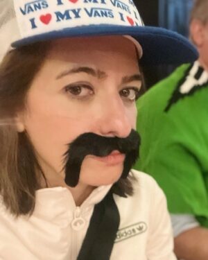 Linda Zervakis Instagram - Ist es eigentlich bedenklich, dass mir Bärte stehen?!?

#ichlasswachsen 
#moustache 
#hairwaer
#werkannderkann
#moustaki
