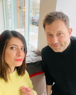Linda Zervakis Instagram - Lars Klingbeil ist seit Dezember letzten Jahres einer der beiden Bundesvorsitzenden der SPD. Wie sieht ein ganz normaler Tag bei ihm aus? Wann fängt er an, wann hört er auf? Was macht die angespannte Weltlage mit ihm, wie schaltet er ab? 
Ich habe Lars Klingbeil im Willy-Brandt-Haus besucht und durfte ihn einen Tag lang begleiten. Das Ergebnis gibt es heute Abend bei @zolprosieben um 21:25 Uhr auf @prosieben

#spd
#politik
#poltiktalk
#behindthescenes

Haare & Make-up: @tobeysties
