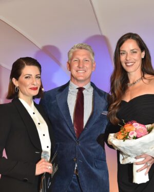 Linda Zervakis Instagram - Best Brands Award 2022. Gestern Abend. München. Ich durfte durch den Abend führen und habe mir geschworen, endlich mit Sport anzufangen (das Gefühl kommt automatisch, wenn man neben Fußball-Weltmeister @bastianschweinsteiger und seiner Frau Ex-Tennisstar @anaivanovic steht🙈)It's great that you were there and that I was able to have so much fun with you on stage. Stichwort: #bierdusche 😁

Außerdem geht ein ganz großer Dank raus an:

@giorgioarmani
@cadaschmuck 
@lynnsstyle (Styling)
@corina_friedrich (Haare, Make-up)

📸 @sabine_brauer_photos

#bestbrands #bestbrands2022 #brands #marken #fashion #style #host #bayerischerhof #endlichwiedermenschen 

>>Werbung<<