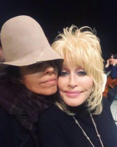 Linda Perry Instagram - Happy Birthday to the most beautiful and gracious… I fucking love you @dollyparton