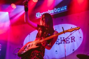 Linda Perry Instagram - For those of you who don’t know, this year @aballard and I founded @equalizeher and last week we threw another amazing event but this time in LA at @thetroubadour. Alisha and I are committed to educating and inspiring the next generation of women in music, providing opportunities and bringing people together. We have another family-friendly event coming up. Stay tuned for more info… Equalize your daughters from day one. 📷: @heidizumbrun⚡️