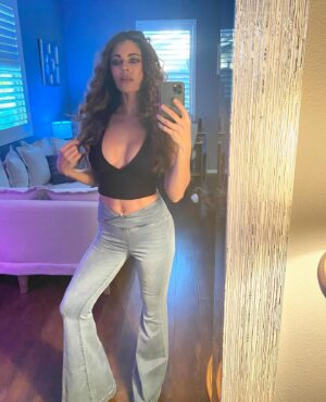 Lindsay Hartley Instagram - Locking locations and closing in on Day 1 of Her Bodyguard. But, excited to announce, as soon as I wrap, I head to Boston to direct a new thriller. Grateful to @cine_maas and the production companies believing in me and for making these movies with me. 🎬🌟🙏