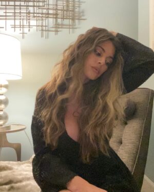 Lindsay Hartley Instagram - Been enjoying wearing clothing other than my usual on set director sweatpants haha. But, might be busting them back out sooner rather than later. #makingmovies and perhaps #makingtelevision 😁🙏🎬