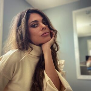 Lindsay Hartley Instagram - Back to my roots, literally. #brunette #fallvibes 🍂