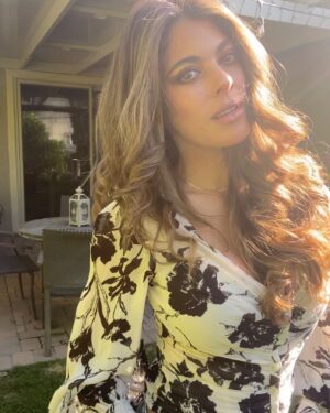 Lindsay Hartley Instagram - 2 weeks down and 1 more to go! 🎬 #makingmovies 🌺 @goodform