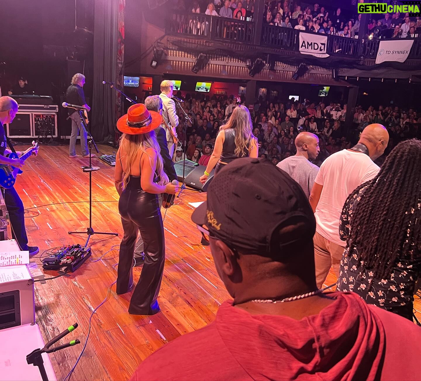 Lindsay Czarniak Instagram - What a weekend joining forces to raise money for a great cause. Thanks for having us @hootieofficial at Monday after the Masters. Scroll to hear the angelic @javiercolonmusic cover one of my favorite songs of all time. #heartofthematter #hootieandtheblowfish #love #family
