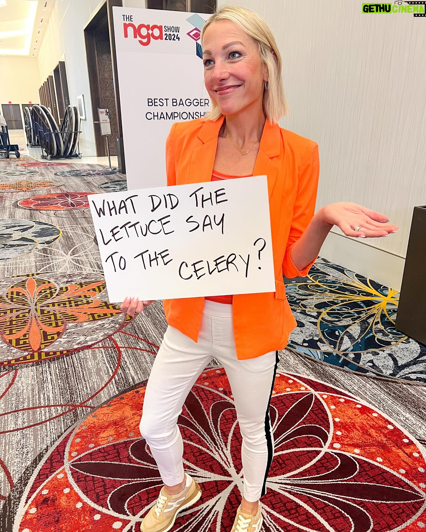 Lindsay Czarniak Instagram - Grocery store humor. Also who doesn't. love a neon blazer:) #JOTD #jokes #laugh #celery #food