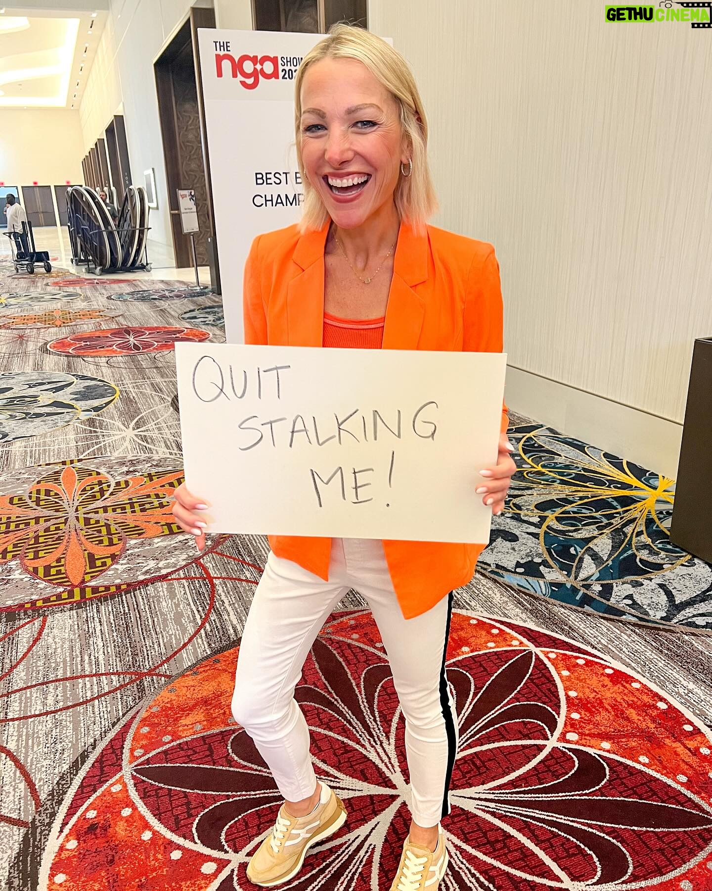 Lindsay Czarniak Instagram - Grocery store humor. Also who doesn't. love a neon blazer:) #JOTD #jokes #laugh #celery #food