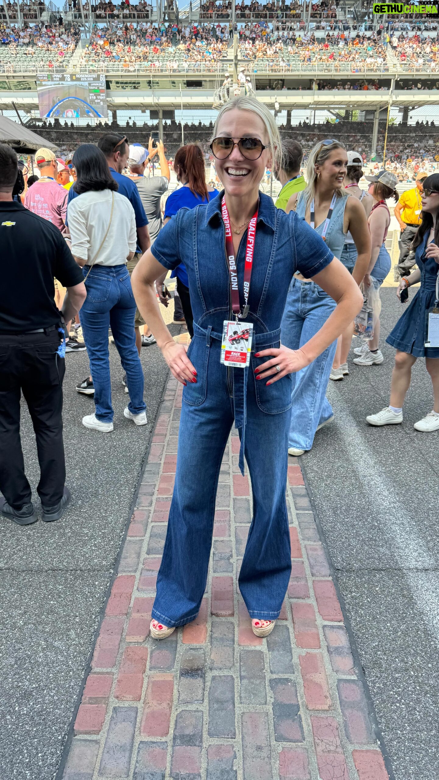 Lindsay Czarniak Instagram - I had to share this story I saw unfold yesterday. I love that women can actively participate with the guys in INDYCAR just like in horse racing. Congrats to Caitlyn Brown on becoming the first woman to be a part of the winning crew in the pit stop challenge! And thanks for taking the time to share your story after. #girlpower #womeninsports #sports #indycar #racing