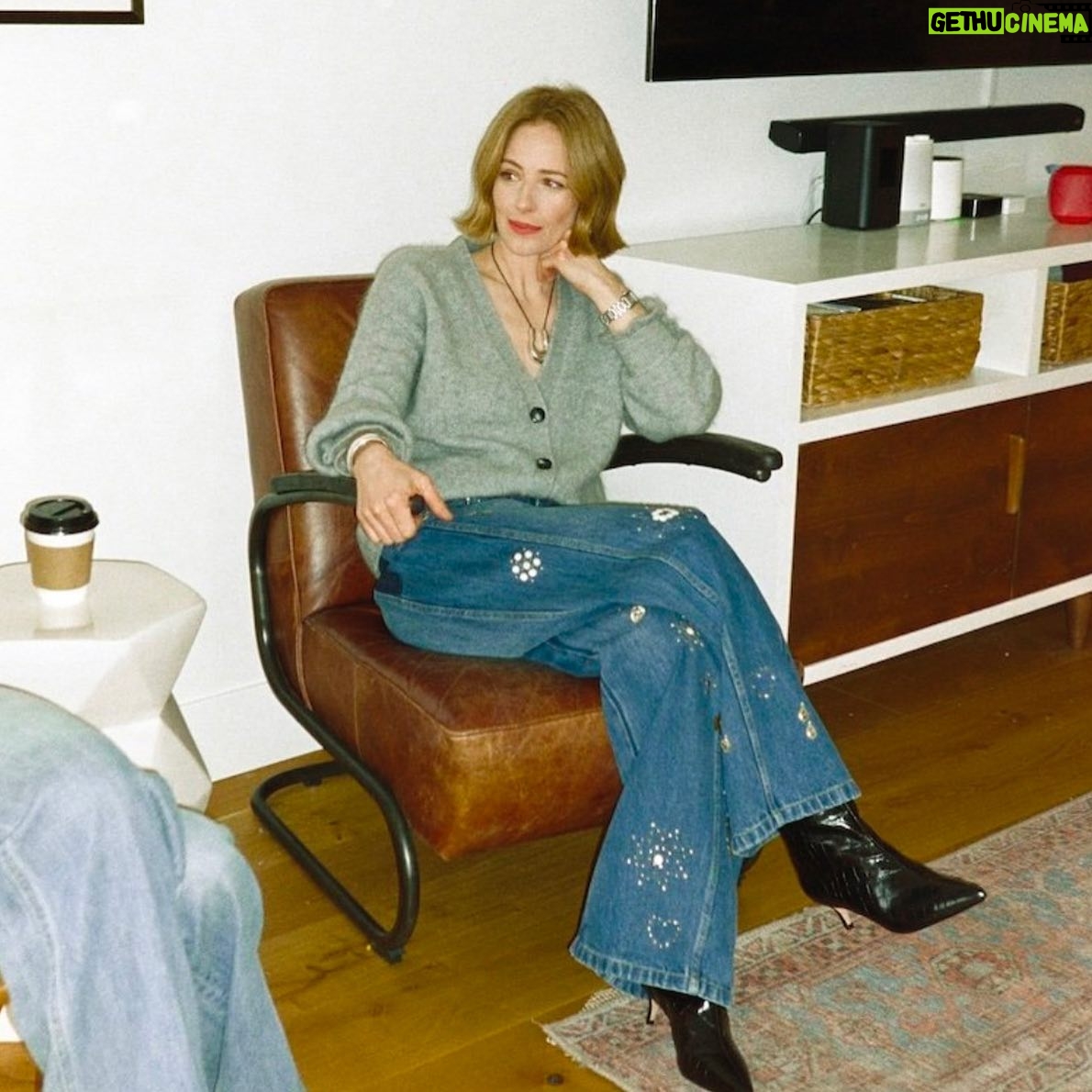 Lindsay Price Instagram - I met @jaimeraynewman4real when we both starred on a tv show years ago. There has been whole lifetime of wisdom and experience that we both have gained since in the most formative decade of our lives. We enjoyed an “Eastwick” reunion while gathering for @theretaility’s “In Conversation” interview series. Visit TheRetaility.com for more magical moments and in-depth discussions between us: @theretaility
