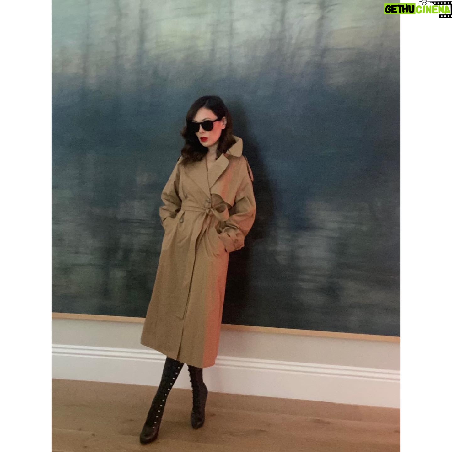 Lindsay Price Instagram - Most worn items of clothing in my wardrobe so far this year. Introducing the Expat Collection by @hmerrick. Southern California these days you need 🧥 and 🕶️ and these are the MOST chic. Thank you for these perfectly timed gifts @theheidimerrick
