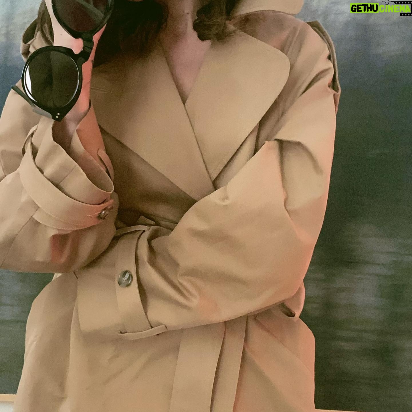 Lindsay Price Instagram - Most worn items of clothing in my wardrobe so far this year. Introducing the Expat Collection by @hmerrick. Southern California these days you need 🧥 and 🕶️ and these are the MOST chic. Thank you for these perfectly timed gifts @theheidimerrick