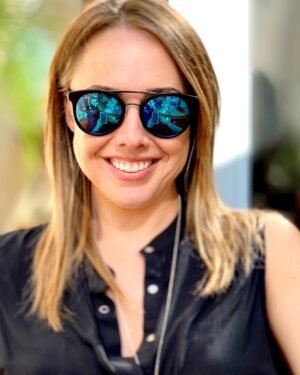 Lindsey McKeon Instagram - MONDAY FEELS ! #smile #happy #mondaymotivation #feelgood @americanfilmmarket @roger_paperno 📸