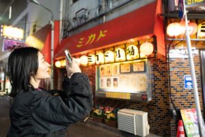 Lingling Instagram - 天からパンツが降ってきた日
池袋にあるストリップ劇場「ミカド劇場」に潜入して楽屋裏やベットショーなど行ってみなきゃ分からない秘密の空間を撮影取材せていただきました。
ひっそり丁寧にページをめくってご堪能ください。
週刊BiSH春、本日より発売！