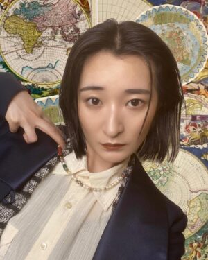 Lingling Instagram - 世界を首に付けた女と犬