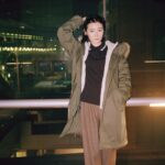 Lingling Instagram - ー素敵なナイトアウトに欠かせないものは？ 道、人、草木、公園、目で見たものすべてと、ジャングルに向かうような探究心です。 アーティスト、MISATO ANDO @lingling_lingling_bish が着るフレッドペリーシャツ＆フィッシュテールパーカ。 インタビュー：https://www.fredperry.jp/shop/pg/12023q4-fishtail-parka/ #fredperry #フレッドペリー #フィッシュテールパーカ #モッズコート