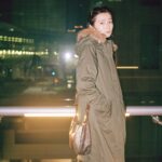Lingling Instagram - ー素敵なナイトアウトに欠かせないものは？ 道、人、草木、公園、目で見たものすべてと、ジャングルに向かうような探究心です。 アーティスト、MISATO ANDO @lingling_lingling_bish が着るフレッドペリーシャツ＆フィッシュテールパーカ。 インタビュー：https://www.fredperry.jp/shop/pg/12023q4-fishtail-parka/ #fredperry #フレッドペリー #フィッシュテールパーカ #モッズコート