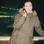 Lingling Instagram - ー素敵なナイトアウトに欠かせないものは？ 道、人、草木、公園、目で見たものすべてと、ジャングルに向かうような探究心です。 アーティスト、MISATO ANDO @lingling_lingling_bish が着るフレッドペリーシャツ＆フィッシュテールパーカ。 インタビュー：https://www.fredperry.jp/shop/pg/12023q4-fishtail-parka/ #fredperry #フレッドペリー #フィッシュテールパーカ #モッズコート