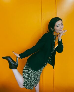 Lingling Instagram - トイレでこんな格好のレディーとすれ違ったら嬉しいな