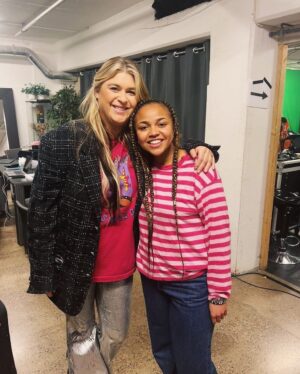 Linnea Henriksson Instagram - Ska få sjunga med den här stjärnan på fredag under duett-kvällen i Idol. Alltså. Det känns bara så genomfint att komma tillbaka. Det är bra mäktigt få bli äldre ändå och tacksamheten för allt jag fått vara med om sen jag var deltagare själv blev väldigt påtaglig när jag träffade Cimberly idag. På fredag tänker jag ta en stund och bara njuta av nostalgin och sen är det PEPPENS MOSTER för hela slanten som gäller! Gud, så KUL!! Swipe för litet minne jag hittade i stugan nyligen mvh ”bas - i love” 🩷