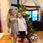 Linni Meister Instagram - 🎄🫶🏼 Fikk alt jeg noensinne kunne ønske meg, og den beste gaven for 14 år siden👶🏼🫶🏼 Skulle så klart ønske at jeg hadde foreldre og besteforeldre som levde, men er evig takknemlig for at jeg har sønnen min🥹❤️🙏🏽 For meg er han jul🎄❤️🥰 God jul fra oss🫶🏼❤️