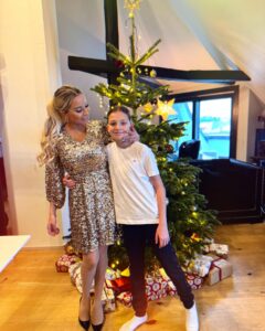Linni Meister Instagram - 🎄🫶🏼 Fikk alt jeg noensinne kunne ønske meg, og den beste gaven for 14 år siden👶🏼🫶🏼 Skulle så klart ønske at jeg hadde foreldre og besteforeldre som levde, men er evig takknemlig for at jeg har sønnen min🥹❤️🙏🏽 For meg er han jul🎄❤️🥰 God jul fra oss🫶🏼❤️