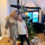 Linni Meister Instagram - 🎄🫶🏼 Fikk alt jeg noensinne kunne ønske meg, og den beste gaven for 14 år siden👶🏼🫶🏼 Skulle så klart ønske at jeg hadde foreldre og besteforeldre som levde, men er evig takknemlig for at jeg har sønnen min🥹❤️🙏🏽 For meg er han jul🎄❤️🥰 God jul fra oss🫶🏼❤️