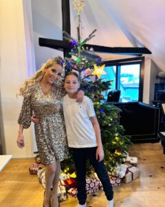Linni Meister Instagram - 🎄🫶🏼 Fikk alt jeg noensinne kunne ønske meg, og den beste gaven for 14 år siden👶🏼🫶🏼 Skulle så klart ønske at jeg hadde foreldre og besteforeldre som levde, men er evig takknemlig for at jeg har sønnen min🥹❤️🙏🏽 For meg er han jul🎄❤️🥰 God jul fra oss🫶🏼❤️