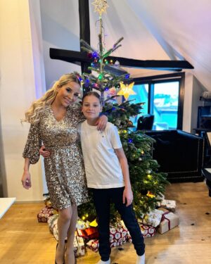 Linni Meister Instagram - 🎄🫶🏼 Fikk alt jeg noensinne kunne ønske meg, og den beste gaven for 14 år siden👶🏼🫶🏼 Skulle så klart ønske at jeg hadde foreldre og besteforeldre som levde, men er evig takknemlig for at jeg har sønnen min🥹❤️🙏🏽 For meg er han jul🎄❤️🥰 God jul fra oss🫶🏼❤️