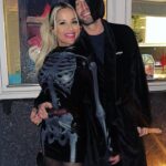 Linni Meister Instagram - 🎃👻🧡🖤 Hadde en konge Halloween med store og små. (Bla til side for å se mer) Gikk all inn med skummel pynt og mat i alle farger🌈 Gikk knask-eller-knep med kidsa og Morty, og jeg holdte på å snø bort☃️❄️men den rosa parykken holdt ørene mine varme😆💖Viktigste var at kidsa storkoste seg hele kvelden 😁🎃👻🍬🍭🧡Takk for denne gang🤪👻☃️