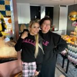 Linni Meister Instagram - 💞Må lære meg å pose som verdens beste @kaassolini 😍😘🎀🫶🏼 Hvilket bildet liker dere best? 1-2-3-4-5-6-7-8? Bildet 9 var for å vise hvor koselig vi hadde det på The Kåss Furuseths - Podcast innspilling (og at Else glemte rosene sine😅💐) Dere kan høre kjeften min gå i ett, neste søndag på The Kåss Furuseths - Podcast📻🫶🏼 Lover tårer, latter, smil og akkurat passe galskap😁 Else, jeg elsker deg av hele mitt hjerte! Du er et stort forbilde og gjør en så fantastisk jobb med å ha en podcast, der du får folk til å føle seg mindre alene på en søndag. Den som gifter seg med deg blir VERDENS HELDIGSTE🥹🫶🏼💍 Lykke til Queen👰🏻‍♀️🩷 Quote @kaassolini : «Hvis livet føles BALLE, ta på deg en genser det står «BALLE» på, så blir livet mindre dritt!» 😁🫶🏼