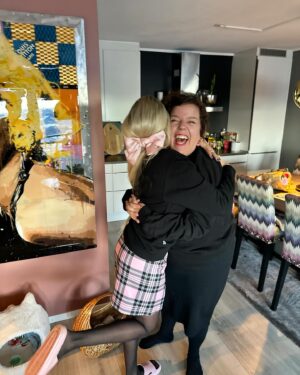 Linni Meister Instagram - 💞Må lære meg å pose som verdens beste @kaassolini 😍😘🎀🫶🏼 Hvilket bildet liker dere best? 1-2-3-4-5-6-7-8? Bildet 9 var for å vise hvor koselig vi hadde det på The Kåss Furuseths - Podcast innspilling (og at Else glemte rosene sine😅💐) 

Dere kan høre kjeften min gå i ett, neste søndag på The Kåss Furuseths -  Podcast📻🫶🏼 Lover tårer, latter, smil  og akkurat passe galskap😁

Else, jeg elsker deg av hele mitt hjerte! Du er et stort forbilde og gjør en så fantastisk jobb med å ha en podcast, der du får folk til å føle seg mindre alene på en søndag. Den som gifter seg med deg blir VERDENS HELDIGSTE🥹🫶🏼💍 Lykke til Queen👰🏻‍♀️🩷

Quote @kaassolini : «Hvis livet føles BALLE, ta på deg en genser det står «BALLE» på, så blir livet mindre dritt!» 😁🫶🏼