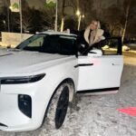 Linni Meister Instagram - Annonse/samarbeid/ Jeg har falt pladask for HONGQI E-HS9! Hva er det ikke å like med denne råe bilen?! (Bla til side for flere lekre bilder) Den har alt man kan drømme om i en bil. Synes derfor det er helt fantastisk at en så lekker og unik bil som HONQI fra @hongqi.norge har et ellevilt leasingtilbud nå:    Leasing av E-HS9 Exclusive kr 6.995/md. og fastrente 2,8% Startleie kun kr 52.250. Etabl.geb. kr 4.995. Tot. kr 308.933. Bindingstid 36 md./45.000 km. 4WD, vinterhjul, metallic lakk, matter og 6 seter er inkludert i prisen.  For et tilbud😳 Vet om flere som ønsker seg denne bilen, så om du slår til nå, får du den billigere enn noen gang! 🥳 Man kan få bilen enda billigere om man dropper massasjen, men personlig mener jeg det er verdt å betale litt ekstra for, da det tar kjøreopplevelsen til nye høyder🤩