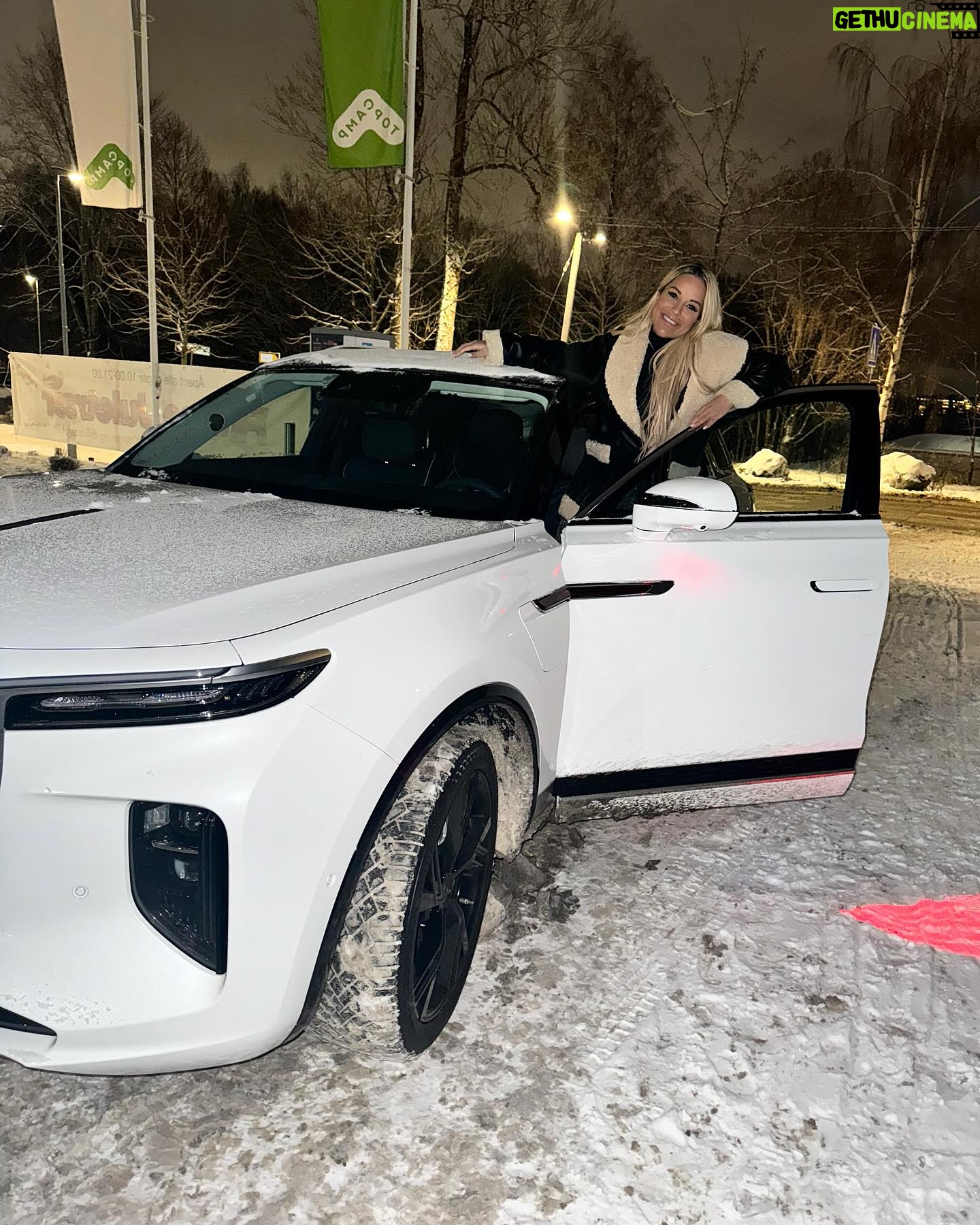 Linni Meister - 3.3K Likes - Annonse/samarbeid/ Jeg har falt pladask for HONGQI E-HS9! Hva er det ikke å like med denne råe bilen?! (Bla til side for flere lekre bilder) Den har alt man kan drømme om i en bil. Synes derfor det er helt fantastisk at en så lekker og unik bil som
HONQI fra @hongqi.norge har et ellevilt leasingtilbud nå:
Leasing av E-HS9 Exclusive kr 6.995/md. og fastrente 2,8%
Startleie kun kr 52.250. Etabl.geb. kr 4.995. Tot. kr 308.933. Bindingstid 36 md./45.000 km.
4WD, vinterhjul, metallic lakk, matter og 6 seter er inkludert i prisen.
For et tilbud😳 Vet om flere som ønsker seg denne bilen, så om du slår til nå, får du den billigere enn noen gang! 🥳
Man kan få bilen enda billigere om man dropper massasjen, men personlig mener jeg det er verdt å betale litt ekstra for, da det tar kjøreopplevelsen til nye høyder🤩