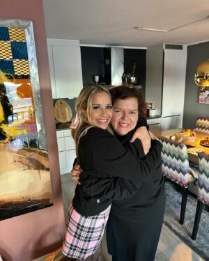 Linni Meister Instagram - 💞Må lære meg å pose som verdens beste @kaassolini 😍😘🎀🫶🏼 Hvilket bildet liker dere best? 1-2-3-4-5-6-7-8? Bildet 9 var for å vise hvor koselig vi hadde det på The Kåss Furuseths - Podcast innspilling (og at Else glemte rosene sine😅💐) 

Dere kan høre kjeften min gå i ett, neste søndag på The Kåss Furuseths -  Podcast📻🫶🏼 Lover tårer, latter, smil  og akkurat passe galskap😁

Else, jeg elsker deg av hele mitt hjerte! Du er et stort forbilde og gjør en så fantastisk jobb med å ha en podcast, der du får folk til å føle seg mindre alene på en søndag. Den som gifter seg med deg blir VERDENS HELDIGSTE🥹🫶🏼💍 Lykke til Queen👰🏻‍♀️🩷

Quote @kaassolini : «Hvis livet føles BALLE, ta på deg en genser det står «BALLE» på, så blir livet mindre dritt!» 😁🫶🏼