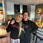 Linni Meister Instagram - 💞Må lære meg å pose som verdens beste @kaassolini 😍😘🎀🫶🏼 Hvilket bildet liker dere best? 1-2-3-4-5-6-7-8? Bildet 9 var for å vise hvor koselig vi hadde det på The Kåss Furuseths - Podcast innspilling (og at Else glemte rosene sine😅💐) Dere kan høre kjeften min gå i ett, neste søndag på The Kåss Furuseths - Podcast📻🫶🏼 Lover tårer, latter, smil og akkurat passe galskap😁 Else, jeg elsker deg av hele mitt hjerte! Du er et stort forbilde og gjør en så fantastisk jobb med å ha en podcast, der du får folk til å føle seg mindre alene på en søndag. Den som gifter seg med deg blir VERDENS HELDIGSTE🥹🫶🏼💍 Lykke til Queen👰🏻‍♀️🩷 Quote @kaassolini : «Hvis livet føles BALLE, ta på deg en genser det står «BALLE» på, så blir livet mindre dritt!» 😁🫶🏼