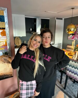 Linni Meister Instagram - 💞Må lære meg å pose som verdens beste @kaassolini 😍😘🎀🫶🏼 Hvilket bildet liker dere best? 1-2-3-4-5-6-7-8? Bildet 9 var for å vise hvor koselig vi hadde det på The Kåss Furuseths - Podcast innspilling (og at Else glemte rosene sine😅💐) 

Dere kan høre kjeften min gå i ett, neste søndag på The Kåss Furuseths -  Podcast📻🫶🏼 Lover tårer, latter, smil  og akkurat passe galskap😁

Else, jeg elsker deg av hele mitt hjerte! Du er et stort forbilde og gjør en så fantastisk jobb med å ha en podcast, der du får folk til å føle seg mindre alene på en søndag. Den som gifter seg med deg blir VERDENS HELDIGSTE🥹🫶🏼💍 Lykke til Queen👰🏻‍♀️🩷

Quote @kaassolini : «Hvis livet føles BALLE, ta på deg en genser det står «BALLE» på, så blir livet mindre dritt!» 😁🫶🏼