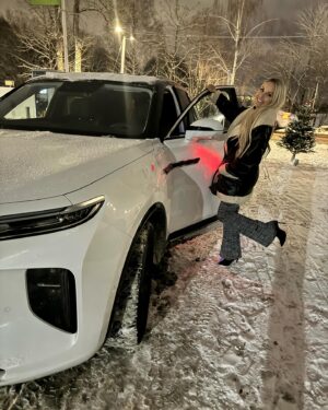 Linni Meister Instagram - Annonse/samarbeid/ Jeg har falt pladask for HONGQI E-HS9! Hva er det ikke å like med denne råe bilen?! (Bla til side for flere lekre bilder) Den har alt man kan drømme om i en bil. Synes derfor det er helt fantastisk at en så lekker og unik bil som
HONQI fra @hongqi.norge har et ellevilt leasingtilbud nå: 
 
Leasing av E-HS9 Exclusive kr 6.995/md. og fastrente 2,8%
Startleie kun kr 52.250. Etabl.geb. kr 4.995. Tot. kr 308.933. Bindingstid 36 md./45.000 km.

4WD, vinterhjul, metallic lakk, matter og 6 seter er inkludert i prisen.

 For et tilbud😳 Vet om flere som ønsker seg denne bilen, så om du slår til nå, får du den billigere enn noen gang! 🥳

Man kan få bilen enda billigere om man dropper massasjen, men personlig mener jeg det er verdt å betale litt ekstra for, da det tar kjøreopplevelsen til nye høyder🤩