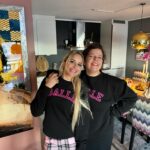 Linni Meister Instagram - 💞Må lære meg å pose som verdens beste @kaassolini 😍😘🎀🫶🏼 Hvilket bildet liker dere best? 1-2-3-4-5-6-7-8? Bildet 9 var for å vise hvor koselig vi hadde det på The Kåss Furuseths - Podcast innspilling (og at Else glemte rosene sine😅💐) Dere kan høre kjeften min gå i ett, neste søndag på The Kåss Furuseths - Podcast📻🫶🏼 Lover tårer, latter, smil og akkurat passe galskap😁 Else, jeg elsker deg av hele mitt hjerte! Du er et stort forbilde og gjør en så fantastisk jobb med å ha en podcast, der du får folk til å føle seg mindre alene på en søndag. Den som gifter seg med deg blir VERDENS HELDIGSTE🥹🫶🏼💍 Lykke til Queen👰🏻‍♀️🩷 Quote @kaassolini : «Hvis livet føles BALLE, ta på deg en genser det står «BALLE» på, så blir livet mindre dritt!» 😁🫶🏼