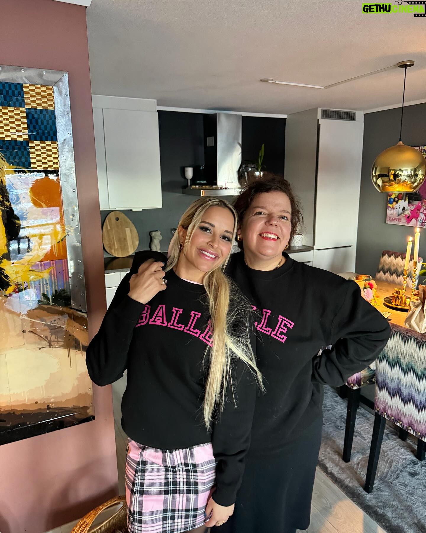 Linni Meister - 3K Likes - 💞Må lære meg å pose som verdens beste @kaassolini 😍😘🎀🫶🏼 Hvilket bildet liker dere best? 1-2-3-4-5-6-7-8? Bildet 9 var for å vise hvor koselig vi hadde det på The Kåss Furuseths - Podcast innspilling (og at Else glemte rosene sine😅💐)
Dere kan høre kjeften min gå i ett, neste søndag på The Kåss Furuseths - Podcast📻🫶🏼 Lover tårer, latter, smil og akkurat passe galskap😁
Else, jeg elsker deg av hele mitt hjerte! Du er et stort forbilde og gjør en så fantastisk jobb med å ha en podcast, der du får folk til å føle seg mindre alene på en søndag. Den som gifter seg med deg blir VERDENS HELDIGSTE🥹🫶🏼💍 Lykke til Queen👰🏻♀️🩷
Quote @kaassolini : «Hvis livet føles BALLE, ta på deg en genser det står «BALLE» på, så blir livet mindre dritt!» 😁🫶🏼