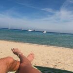Linni Meister Instagram - Jeg trives best ved havet🧜‍♀️🩵 Lyden av bølger gir meg en indre ro🌊🧘‍♀️ @moorea_plage som ligger på @beach.pampelonne i St. Tropez, er et av fav stedene mine 🤍🇫🇷