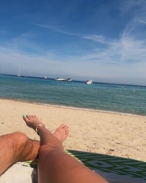 Linni Meister Instagram - Jeg trives best ved havet🧜‍♀️🩵 Lyden av bølger gir meg en indre ro🌊🧘‍♀️ @moorea_plage som ligger på @beach.pampelonne i St. Tropez, er et av fav stedene mine 🤍🇫🇷