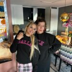 Linni Meister Instagram - 💞Må lære meg å pose som verdens beste @kaassolini 😍😘🎀🫶🏼 Hvilket bildet liker dere best? 1-2-3-4-5-6-7-8? Bildet 9 var for å vise hvor koselig vi hadde det på The Kåss Furuseths - Podcast innspilling (og at Else glemte rosene sine😅💐) Dere kan høre kjeften min gå i ett, neste søndag på The Kåss Furuseths - Podcast📻🫶🏼 Lover tårer, latter, smil og akkurat passe galskap😁 Else, jeg elsker deg av hele mitt hjerte! Du er et stort forbilde og gjør en så fantastisk jobb med å ha en podcast, der du får folk til å føle seg mindre alene på en søndag. Den som gifter seg med deg blir VERDENS HELDIGSTE🥹🫶🏼💍 Lykke til Queen👰🏻‍♀️🩷 Quote @kaassolini : «Hvis livet føles BALLE, ta på deg en genser det står «BALLE» på, så blir livet mindre dritt!» 😁🫶🏼