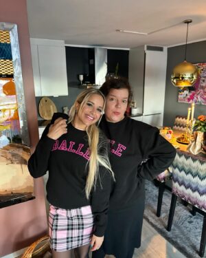 Linni Meister Instagram - 💞Må lære meg å pose som verdens beste @kaassolini 😍😘🎀🫶🏼 Hvilket bildet liker dere best? 1-2-3-4-5-6-7-8? Bildet 9 var for å vise hvor koselig vi hadde det på The Kåss Furuseths - Podcast innspilling (og at Else glemte rosene sine😅💐) 

Dere kan høre kjeften min gå i ett, neste søndag på The Kåss Furuseths -  Podcast📻🫶🏼 Lover tårer, latter, smil  og akkurat passe galskap😁

Else, jeg elsker deg av hele mitt hjerte! Du er et stort forbilde og gjør en så fantastisk jobb med å ha en podcast, der du får folk til å føle seg mindre alene på en søndag. Den som gifter seg med deg blir VERDENS HELDIGSTE🥹🫶🏼💍 Lykke til Queen👰🏻‍♀️🩷

Quote @kaassolini : «Hvis livet føles BALLE, ta på deg en genser det står «BALLE» på, så blir livet mindre dritt!» 😁🫶🏼
