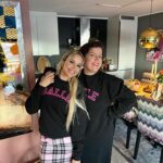 Linni Meister Instagram - 💞Må lære meg å pose som verdens beste @kaassolini 😍😘🎀🫶🏼 Hvilket bildet liker dere best? 1-2-3-4-5-6-7-8? Bildet 9 var for å vise hvor koselig vi hadde det på The Kåss Furuseths - Podcast innspilling (og at Else glemte rosene sine😅💐) Dere kan høre kjeften min gå i ett, neste søndag på The Kåss Furuseths - Podcast📻🫶🏼 Lover tårer, latter, smil og akkurat passe galskap😁 Else, jeg elsker deg av hele mitt hjerte! Du er et stort forbilde og gjør en så fantastisk jobb med å ha en podcast, der du får folk til å føle seg mindre alene på en søndag. Den som gifter seg med deg blir VERDENS HELDIGSTE🥹🫶🏼💍 Lykke til Queen👰🏻‍♀️🩷 Quote @kaassolini : «Hvis livet føles BALLE, ta på deg en genser det står «BALLE» på, så blir livet mindre dritt!» 😁🫶🏼