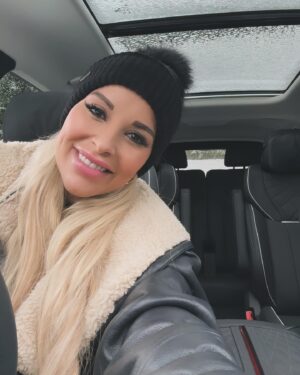 Linni Meister Instagram - Annonse/samarbeid/ Jeg har falt pladask for HONGQI E-HS9! Hva er det ikke å like med denne råe bilen?! (Bla til side for flere lekre bilder) Den har alt man kan drømme om i en bil. Synes derfor det er helt fantastisk at en så lekker og unik bil som
HONQI fra @hongqi.norge har et ellevilt leasingtilbud nå: 
 
Leasing av E-HS9 Exclusive kr 6.995/md. og fastrente 2,8%
Startleie kun kr 52.250. Etabl.geb. kr 4.995. Tot. kr 308.933. Bindingstid 36 md./45.000 km.

4WD, vinterhjul, metallic lakk, matter og 6 seter er inkludert i prisen.

 For et tilbud😳 Vet om flere som ønsker seg denne bilen, så om du slår til nå, får du den billigere enn noen gang! 🥳

Man kan få bilen enda billigere om man dropper massasjen, men personlig mener jeg det er verdt å betale litt ekstra for, da det tar kjøreopplevelsen til nye høyder🤩